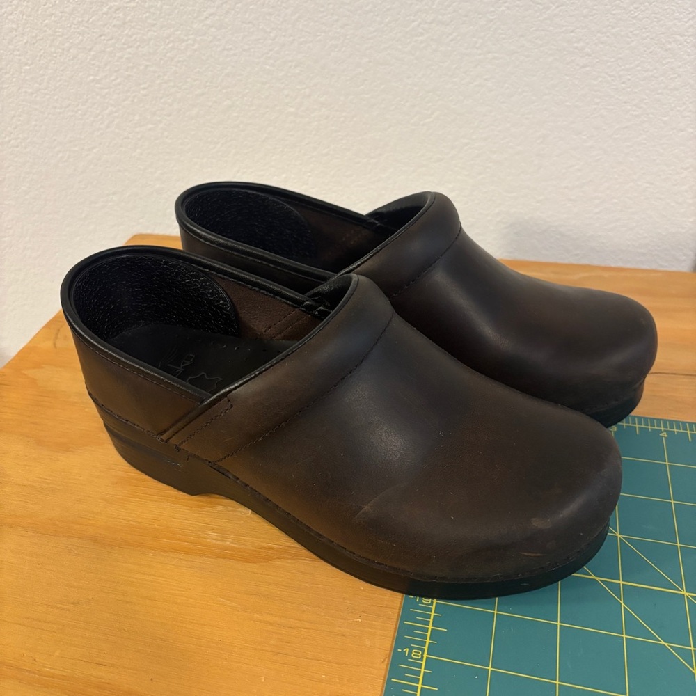 Dansko Like New Antique Brown Leather Clogs Wide size 39